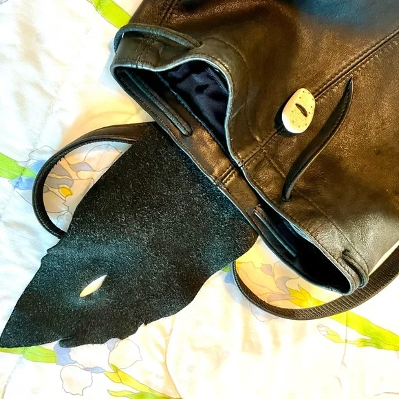 Black Leather backpack, handcrafted. Soft leather sturdy adjustable strap. - Picture 8 of 16